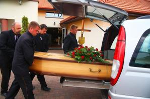 Czy konsul w Sztokholmie Grzegorz Jagielski pomoże zakończyć niemal 3-letni dramat Polki? Kobieta nie wie czy przywieziono ze Szwecji w trumnie jej zmarłego męża Roberta Marcinkowskiego czy kogoś innego?!