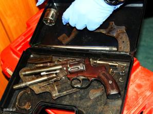 [VIDEO] Warszawa: Granaty, broń i amunicja. Policjanci przejęli spory arsenał