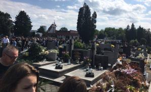 Niebo zapłakało nad grobem Piotra Wieteski. Setki osób wzięło udział w pogrzebie 19-latka