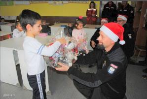 Świąteczne działania charytatywne policjantów XXX rotacji Jednostki Specjalnej Polskiej Policji w Kosowie