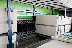 Udaremniona próba przemytu bursztynu. Ładunek jantaru, ukryty pod transportem płyt MDF, przemycał ukraiński kierowca tira.