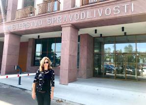 [VIDEO] Ministerstvo spravodlivosti v Bratislave dnes prisľúbilo pomoc pri vydávaní medzinárodného zatykača slovenskému vedcovi Slavomírovi H., ktorý nelegálne drží 5-ročné dieťa v Moskve.