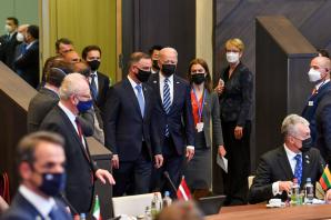 [VIDEO] Prezydent na szczycie NATO w Brukseli. Prezydent Andrzej Duda rozmawiał z Prezydentem USA Joe Bidenem, Premierem Wielkiej Brytanii Borisem Johnsonem, Prezydentem Francji Emmanuelem Macronem, a także z Premierem Macedonii Płn. Zoranem Zaewem i inn.