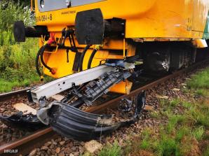 Wjechał osobówką wprost pod szynobus