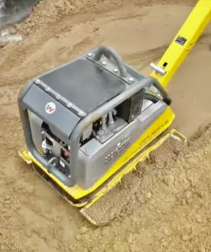 Kradzież koparki i zagęszczarki w Starych Babicach. Maszyn poszukuje KRZYSZTOF RUTKOWSKI