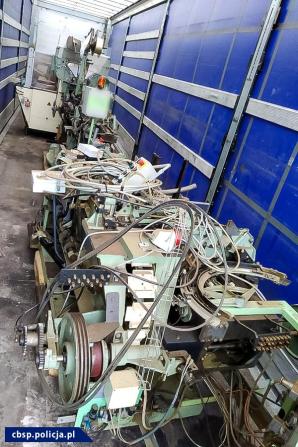 [VIDEO] Kolejne uderzenie w gang przemytników papierosowych. Wielomiesięczna współpraca funkcjonariuszy CBŚP, KAS z brytyjskim oficerem łącznikowym HMRC w Warszawie