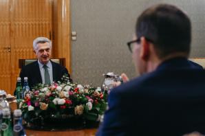 Premier spotkał się z Wysokim Komisarzem ONZ ds. Uchodźców. UNHCR zaangażuje się w pomoc, także finansową, uchodźcom z Ukrainy w Polsce
