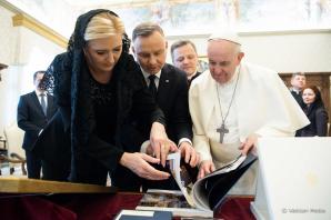 [VIDEO] Wizyta Prezydenta RP z Małżonką w Watykanie. Prezydent z Małżonką zostali przyjęci na audiencji przez Papieża Franciszka. Rozmowy dotyczyły głównie sytuacji na Ukrainie.