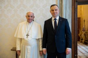 [VIDEO] Wizyta Prezydenta RP z Małżonką w Watykanie. Prezydent z Małżonką zostali przyjęci na audiencji przez Papieża Franciszka. Rozmowy dotyczyły głównie sytuacji na Ukrainie.