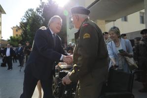 Generał Anders – najlepszy dowódca, kochany i podziwiany przez swoich żołnierzy. Piotr Gliński przed popiersiem generała Władysława Andersa w miejscowości Cassino 