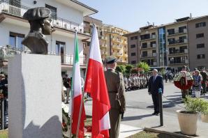 Generał Anders – najlepszy dowódca, kochany i podziwiany przez swoich żołnierzy. Piotr Gliński przed popiersiem generała Władysława Andersa w miejscowości Cassino 