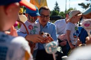 [VIDEO] Szef polskiego rządu złożył życzenia wszystkim dzieciom z okazji ich święta. Mateusz Morawiecki w przedszkolu w Żabiej Woli ogłosił rozpoczęcie konsultacji w sprawie 800+