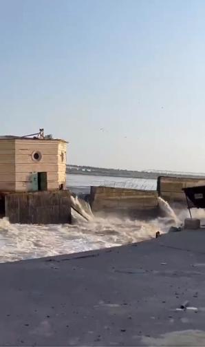 Ukraiński prezydent nazwał aktem terroryzmu wysadzenie zapory Kachowskiej Elektrowni Wodnej