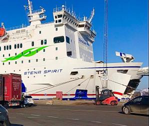 Tragiczna śmierć matki i dziecka. Nie udało się ich uratować po upadku z promu do morza