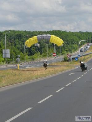 [VIDEO] Policyjny skydiving – spadochronowe warsztaty kontrterrorystów