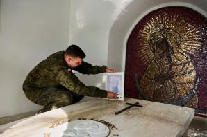 Żołnierze Ośrodka Reprezentacyjnego Wojsk Obrony Terytorialnej odwiedzili grób biskupa Edwarda Materskiego, bohatera Powstania Warszawskiego.