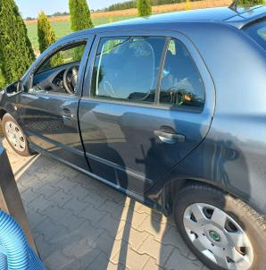 [VIDEO] Policjanci wydostali 2-letnią dziewczynkę zatrzaśniętą w nagrzanym samochodzie