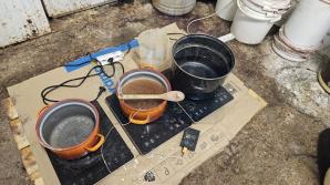 [VIDEO] Chemicy zaskoczeni podczas produkcji narkotyków. Akcja mazowieckich policjantów na terenie powiatu grójeckiego