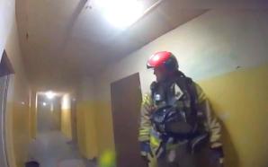 [VIDEO] Policjanci z Płocka wyciągnęli z płonącego mieszkania dwóch mężczyzn i zapobiegli możliwemu wybuchowi