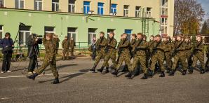 Żołnierze Kompanii Reprezentacyjnej Wojsk Obrony Terytorialnej przygotowani do centralnych uroczystości Narodowego Święta Niepodległości.