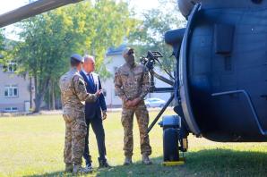 [VIDEO] Polska bezpieczna dzięki swoim żołnierzom – Premier Tusk w jednostce elitarnej GROM