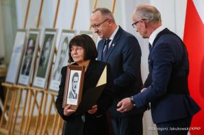 [VIDEO] Wręczenie not identyfikacyjnych rodzinom ofiar totalitaryzmów