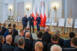 [VIDEO] Wręczenie not identyfikacyjnych rodzinom ofiar totalitaryzmów