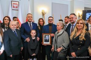 [VIDEO] Wręczenie not identyfikacyjnych rodzinom ofiar totalitaryzmów