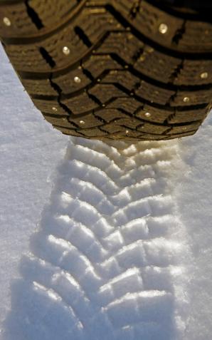 Czy zimą stosować węższe opony?