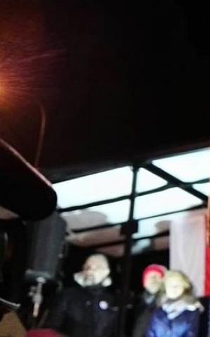 Nocna akcja policji przed Sejmem. W sali obrad wygaszono światła. Budżet na 2017 r. przyjęty w zastępczej sali!