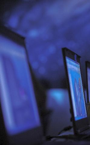 Dzieci spędzają średnio około 18 godzin tygodniowo w internecie. W sieci czeka na nie sporo zagrożeń