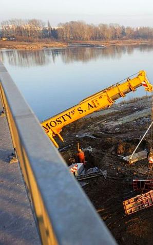 Warszawa: Rosną filary kładki pieszo-rowerowej