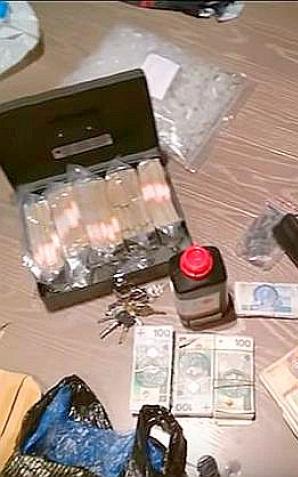 [VIDEO] Milion złotych i broń w ścianach mieszkania Króla Dopalaczy!