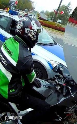 [VIDEO] Dąbrowa Górnicza: Poszukiwany motocyklista, który potrącił policjanta i uciekł