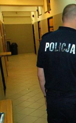 [VIDEO] 145 zarzutów, trzy osoby zatrzymane i tymczasowo aresztowane. Oferowali armaturę grzewczą i hydrauliczną nie wywiązując się jednak z umów zawartych z klientami.
