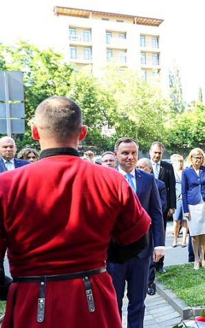 Gruzja: Prezydenta RP wraz z Małżonką złożyli wieniec przed pomnikiem Lecha Kaczyńskiego w Tbilisi