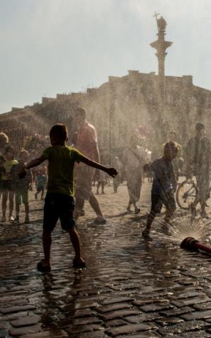 Rekordowe upały, miasto ustawiło kurtyny wodne
