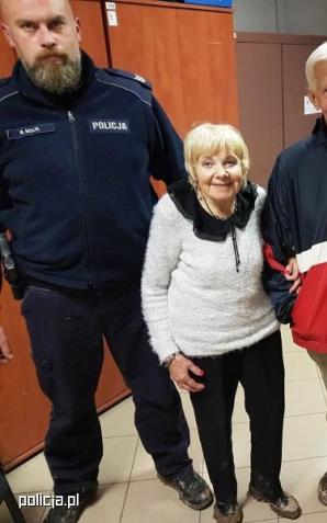 Nawigacja wywiodła ich w pole. Pomogli policjanci