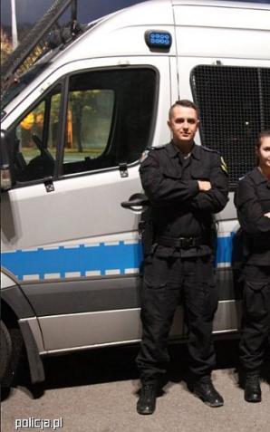 Policjant uratował dwoje ludzi z pożaru