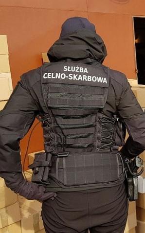 [VIDEO] Funkcjonariusze Policji i KAS zlikwidowali linię produkcyjną i magazyn z podrobionymi perfumami