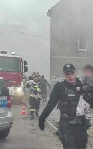 Policjanci i strażacy ratowali życie ludzkie podczas pożaru budynku