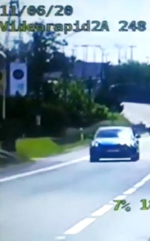 [VIDEO] Wyprzedzali na przejściu dla pieszych - nagrała ich policyjna kamera