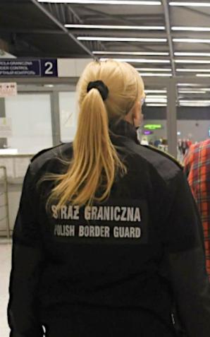 Kobiety z Kongo, które przyleciały z Aten okazały do kontroli francuskie i belgijskie dowody osobiste. Dokumenty należały do innych osób. A Syryjczyk posiadał  sfałszowany rumuński dowód osobisty