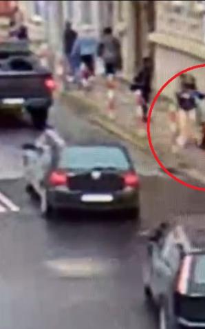 [VIDEO] Dwie nastolatki na hulajnodze, chodnik i seniorka