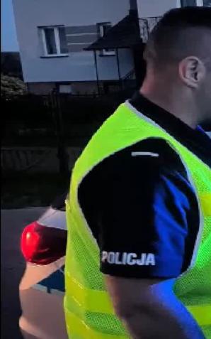 Kompletnie pijany uciekał, wioząc trzyletnią córkę