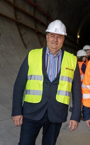 O stabilnym finansowaniu inwestycji minister infrastruktury Dariusz Klimczak wziął udział w wizycie na budowie tunelu średnicowego w Łodzi