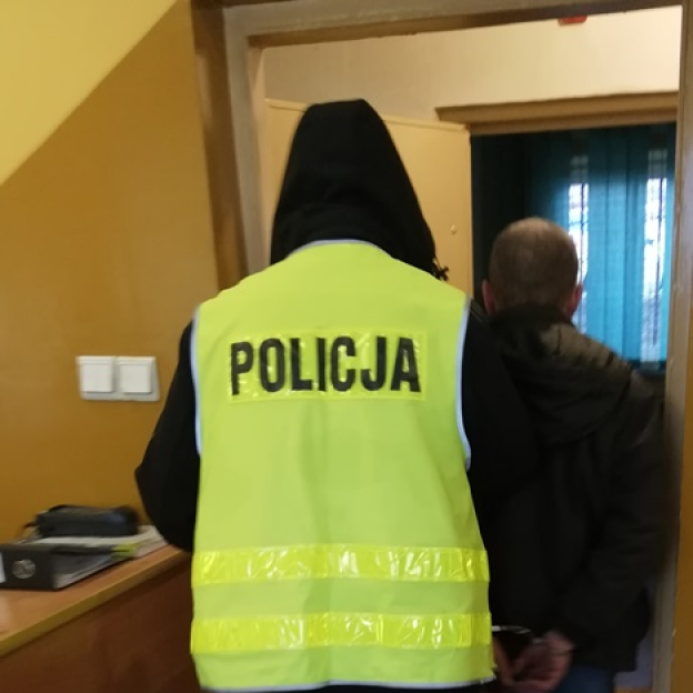 Wałbrzyscy policjanci zatrzymali mężczyznę, który podpalił 40 ton makulatury