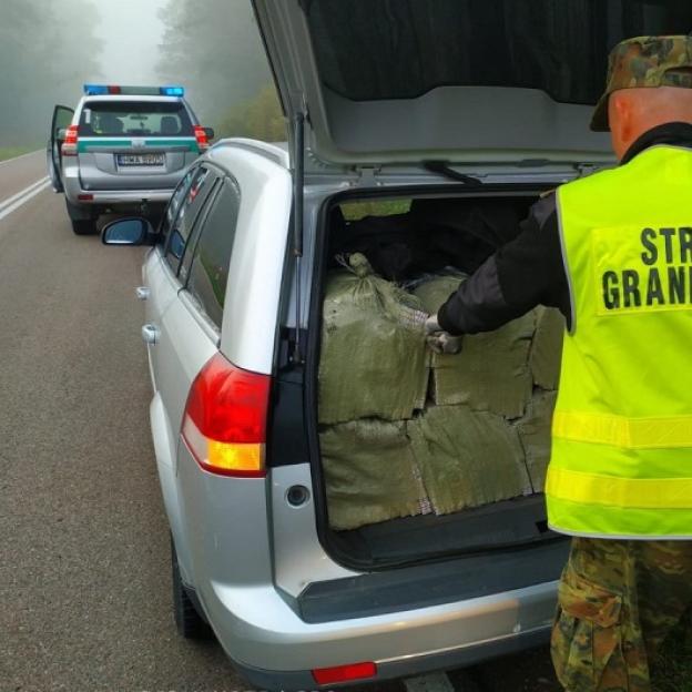 Funkcjonariusze z Placówki SG w Sejnach zabezpieczyli kontrabandę wartą blisko 163 tys. zł. Nielegalne papierosy przewoził samochodem osobowym 32-letni obywatel Litwy.