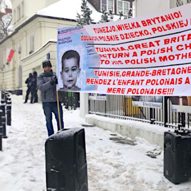 [VIDEO] Protest pod Ambasadą Tunezji w Warszawie. Gdzie jest 3-letni Polak? [FR/PL]