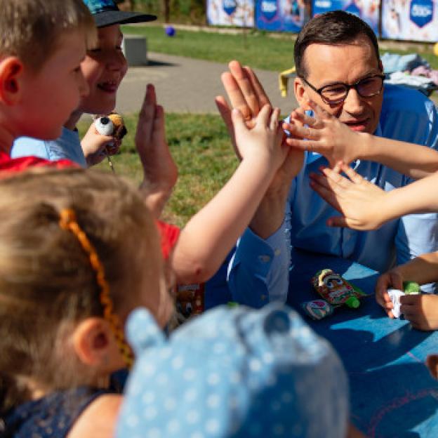 [VIDEO] Szef polskiego rządu złożył życzenia wszystkim dzieciom z okazji ich święta. Mateusz Morawiecki w przedszkolu w Żabiej Woli ogłosił rozpoczęcie konsultacji w sprawie 800+